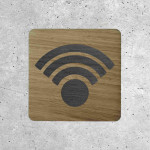 Plaque en bois pour zone Wi-Fi accessible