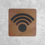 Plaque en bois pour zone Wi-Fi accessible