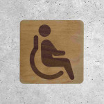 Plaque de porte en bois PMR toilettes handicapés design