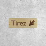 Signalétique en bois Tirez pour porte avec flèche